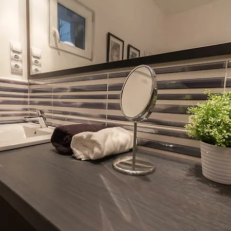 Hi5 - Luxury Suits Apartment